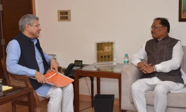 मुख्यमंत्री साय ने केंद्रीय रेल मंत्री वैष्णव से की मुलाकात, छत्तीसगढ़ में रेल सुविधाओं के विस्तार, नए प्रोजेक्ट्स की प्रगति पर चर्चा