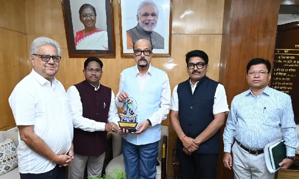 राज्यपाल रमेन डेका से राज्य अनुसूचित जनजाति आयोग के अध्यक्ष मंडावी ने मुलाकात की