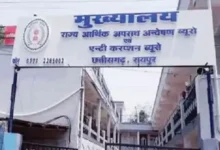 नायब तहसील कार्यालय का बाबू रिश्वत लेते रंगे हाथ गिरफ्तार