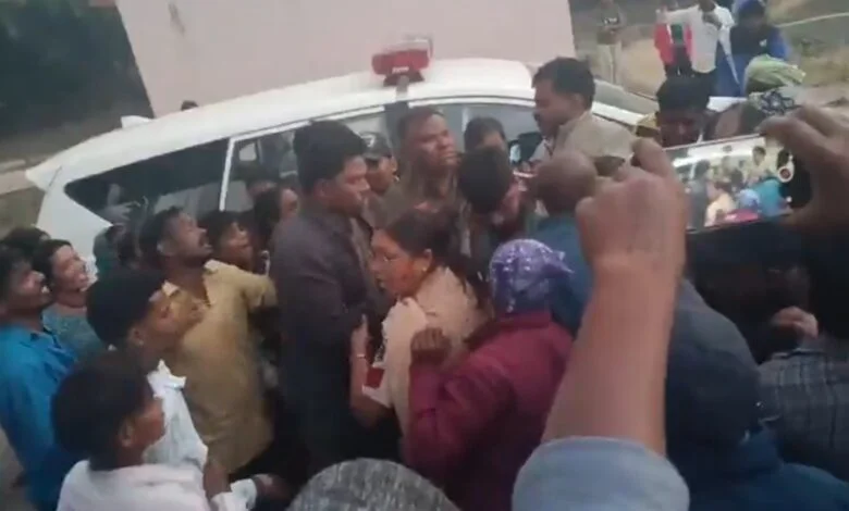 कार्रवाई करने पहुंची आबकारी टीम पर हमला, अधिकारी को बनाया बंधक