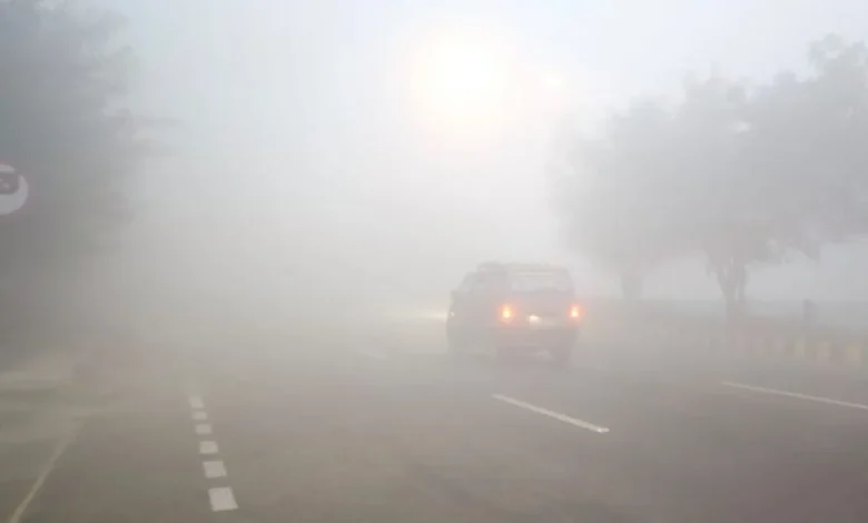 राजधानी में घने कोहरे और स्मॉग के कारण विजिबिलिटी शून्य