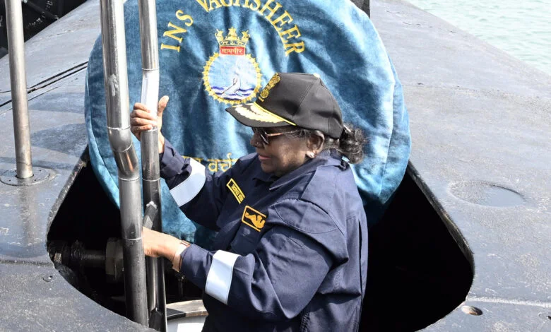 राष्ट्रपति ने पनडुब्बी आईएनएस वाघशीर में यात्रा की