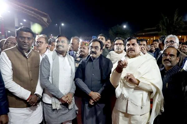 मुख्यमंत्री ने खजुराहो स्थित पश्चिमी मंदिर समूह परिसर में लाइट एंड साउंड-शो देखा