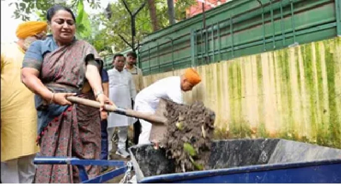 दिल्ली में स्वच्छता को मिला नया बल: मेयर ने 17 बैकहो लोडर और 2 सुपर सकर मशीनों को दिखाया हरी झंडी