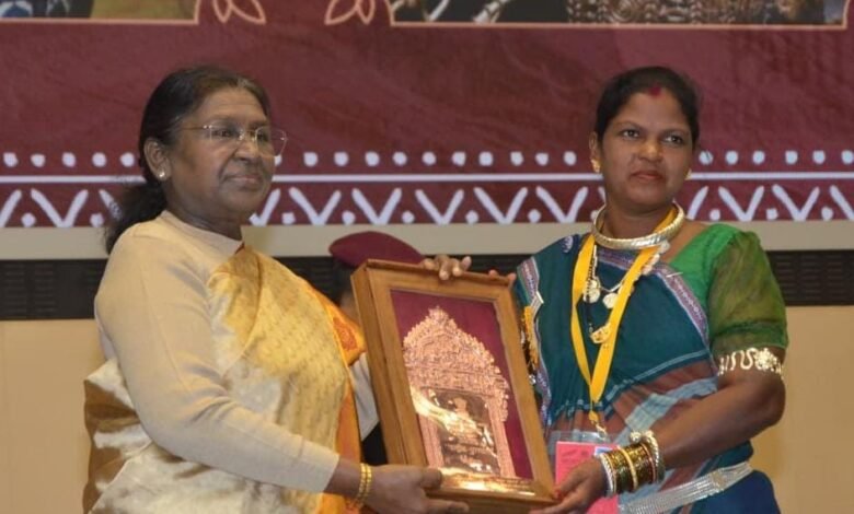 नई दिल्ली के विज्ञान भवन में छत्तीसगढ़ की शिल्पकार श्रीमती हीराबाई झरेका बघेल को आज धातुकला में उत्कृष्ट योगदान के लिए राष्ट्रपति श्रीमती द्रौपदी मुर्मु ने राष्ट्रीय हस्तशिल्प पुरस्कार से सम्मानित किया।