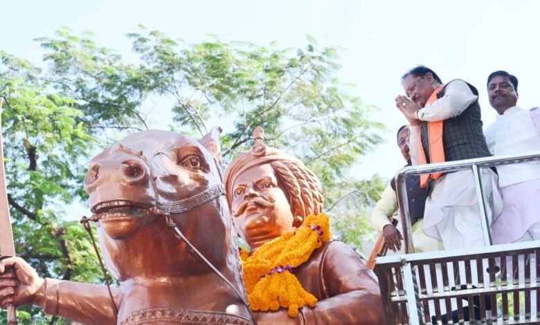 मुख्यमंत्री श्री विष्णुदेव साय ने जयस्तंभ चौक में किया शहीद वीर नारायण सिंह के त्याग और संघर्ष का स्मरण