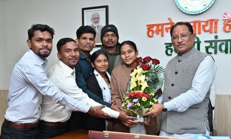 मुख्यमंत्री श्री साय से शासकीय आदर्श पोस्ट मैट्रिक आदिवासी बालक छात्रावास के प्रतिनिधिमंडल ने की सौजन्य मुलाकात मुख्यमंत्री श्री साय से शासकीय आदर्श पोस्ट मैट्रिक आदिवासी बालक छात्रावास के प्रतिनिधिमंडल ने की सौजन्य मुलाकात