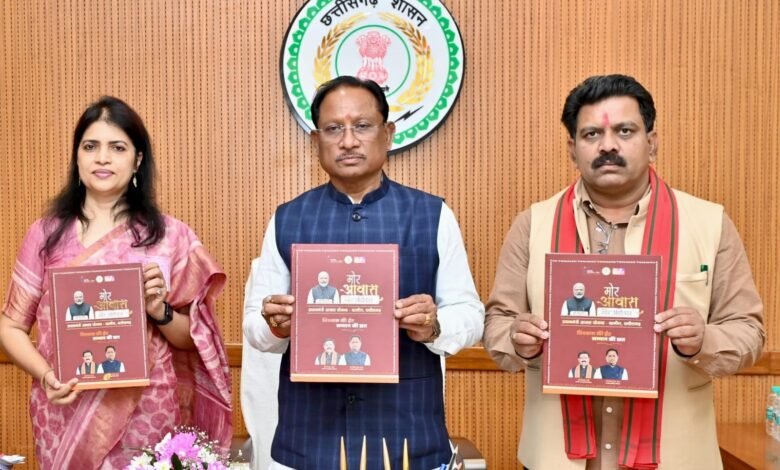 प्रधानमंत्री आवास योजना (ग्रामीण) में ऐतिहासिक उपलब्धि: मुख्यमंत्री श्री विष्णु देव साय ने कॉफी टेबल बुक का किया अनावरण