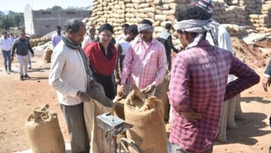 धान खरीदी केंद्रों का कलेक्टर ने किया आकस्मिक निरीक्षण