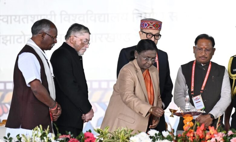 राष्ट्रपति श्रीमती द्रौपदी मुर्मू ने ‘जशक्राफ्ट’ एवं जशपुर की जनजातीय मातृशक्ति के कौशल की सराहना की राष्ट्रपति श्रीमती द्रौपदी मुर्मू ने ‘जशक्राफ्ट’ एवं जशपुर की जनजातीय मातृशक्ति के कौशल की सराहना की