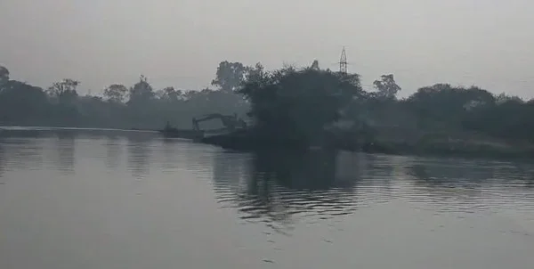 खारुन नदी पर अवैध रेत उत्खनन, रायपुर–दुर्ग खनिज अमले की कार्यवाही, मशीन व चैन माउंट मशीन जब्त