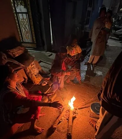 बढ़ती शीतलहर से बचाव के लिए जगह-जगह अलाव की व्यवस्था बढ़ती शीतलहर से बचाव के लिए जगह-जगह अलाव की व्यवस्था