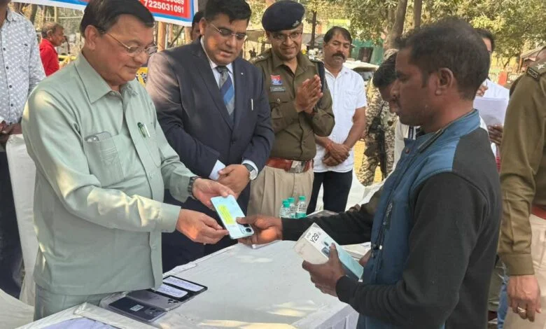 नव वर्ष के पहले दिन खिले 100 नागरिकों के चेहरे, लंबे समय से गुम हो चुके मोबाईल लौटाए