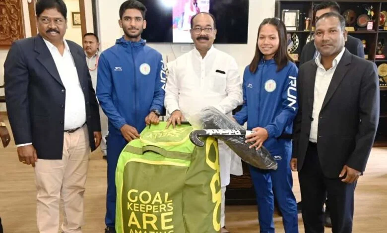 नेशनल सेंटर ऑफ एक्सीलेंस में परफॉर्मेंस असेसमेंट के लिए चयनित खिलाड़ियों को हॉकी किट