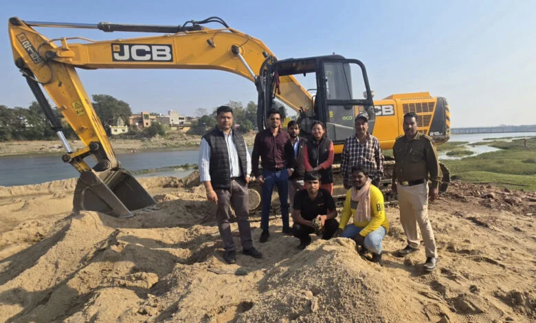 चैन माउंटेन एवं एक ट्रैक्टर जब्त, अवैध रेत उत्खनन के मामले में कार्रवाई