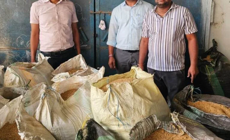 तीन पोहा मिलों के स्टॉक सील, 384 कट्टा अवैध धान जब्त