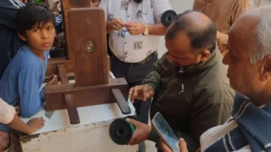 निगम की टीम पहुंची पतंग दुकानों में, मिले प्रतिबंधित चाइनीज माझा, किया जब्त