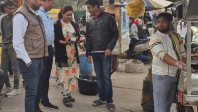 सड़क पर गंदगी फैलाने पर 12 फल ठेले पान दुकान वालों पर जुर्माना