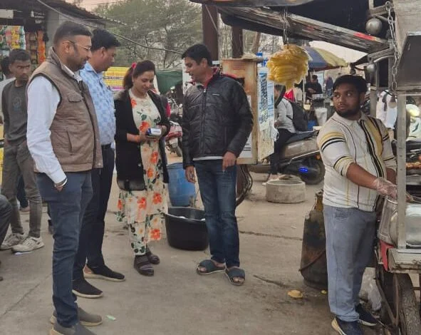 सड़क पर गंदगी फैलाने पर 12 फल ठेले पान दुकान वालों पर जुर्माना सड़क पर गंदगी फैलाने पर 12 फल ठेले पान दुकान वालों पर जुर्माना