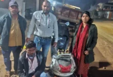 स्कूटी से शराब की तस्करी, पकड़े गये आरोपी और शराब जब्त