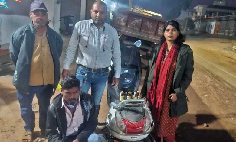 स्कूटी से शराब की तस्करी, पकड़े गये आरोपी और शराब जब्त