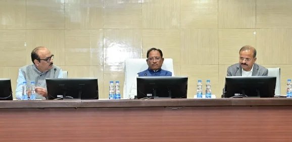 मुख्यमंत्री साय ने बस्तर के समग्र विकास को लेकर की उच्च स्तरीय समीक्षा बैठक, शांति-विकास पर जोर