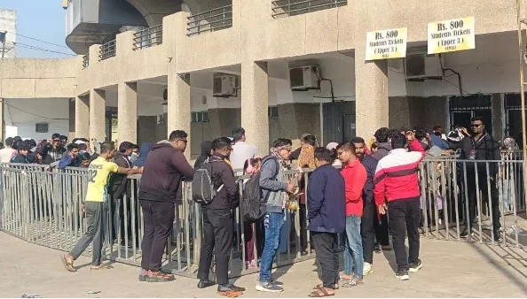 रायपुर में भारत–न्यूजीलैंड टी-20 का खुमार, टिकट के लिए उमड़ी फैंस की भीड़