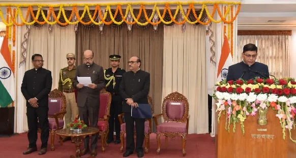 राज्यपाल डेका ने नवनियुक्त मुख्य सूचना आयुक्त और राज्य सूचना आयुक्त पद की शपथ दिलाई