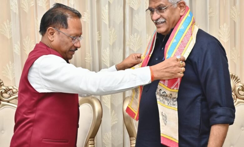 केंद्रीय पर्यटन एवं संस्कृति मंत्री श्री गजेन्द्र सिंह शेखावत ने मुख्यमंत्री श्री विष्णुदेव साय से की सौजन्य भेंट