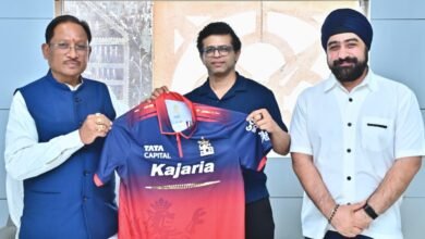 छत्तीसगढ़ में आईपीएल की तैयारी: मुख्यमंत्री श्री साय को आरसीबी का जर्सी भेंट छत्तीसगढ़ में आईपीएल की तैयारी: मुख्यमंत्री श्री साय को आरसीबी का जर्सी भेंट