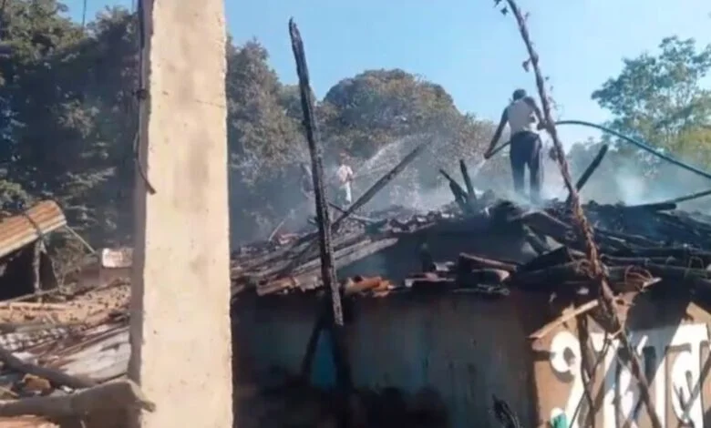 मुर्रा फैक्ट्री में भीषण आग, फैक्ट्री से सटा घर जलकर राख