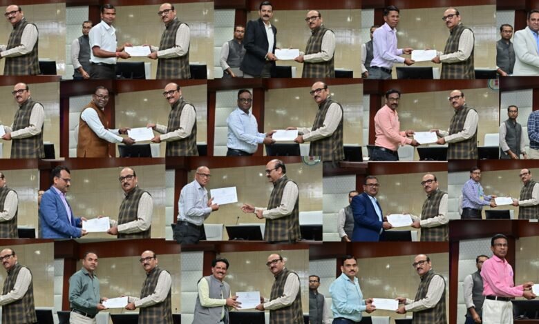 ई-ऑफिस में उत्कृष्ट कार्य करने वाले अधिकारी-कर्मचारियों को मुख्य सचिव ने किया सम्मानित