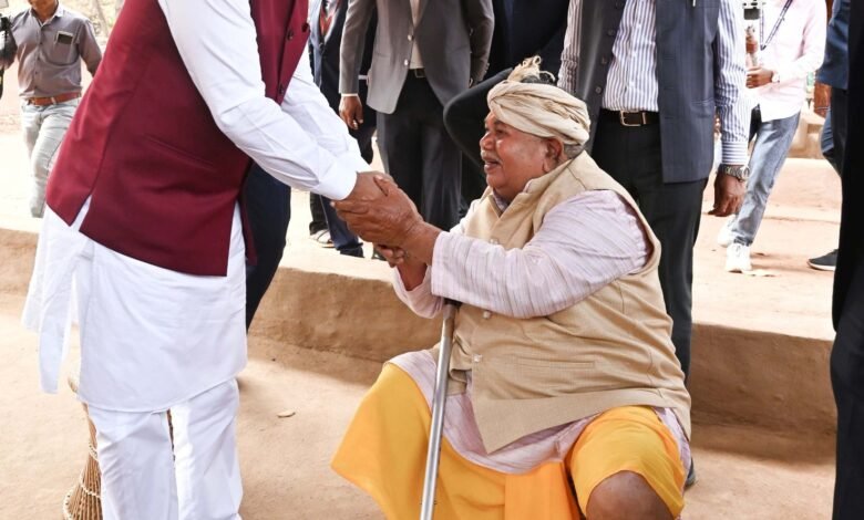 नक्सल मुक्त बस्तर की दिशा में एक और निर्णायक कदम : चार इनामी माओवादियों ने किया आत्मसमर्पण