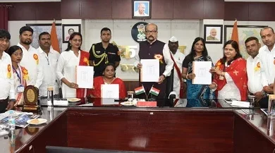 राज्यपाल डेका ने ब्रेल पुस्तक और ऑडियो बुक्स का किया विमोचन