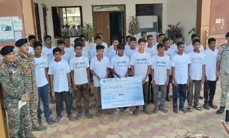 नक्सलवाद को बड़ा झटका, 29 नक्सलियों ने किया आत्मसमर्पण