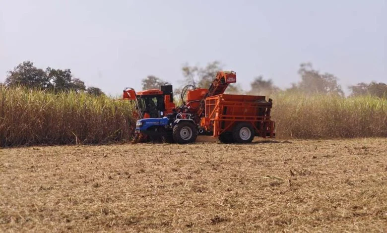 प्रदेश की पहली गन्ना हार्वेस्टर मशीन से बालोद के किसानों को मिली सुविधा