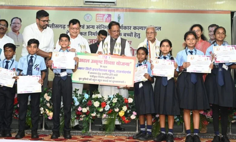 मेहनत की चमक और सरकारी संबल : श्रमिक की बेटी डिंपल कश्यप अब संस्कार सिटी स्कूल में संवार रही अपना भविष्य