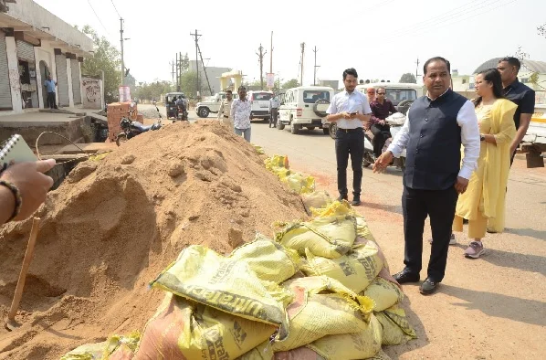 मंदिरहसौद दौरे पर कलेक्टर की ताबड़तोड़ कार्रवाई, स्कूल के पास तंबाकू बिक्री पाए जाने पर ठेला सील