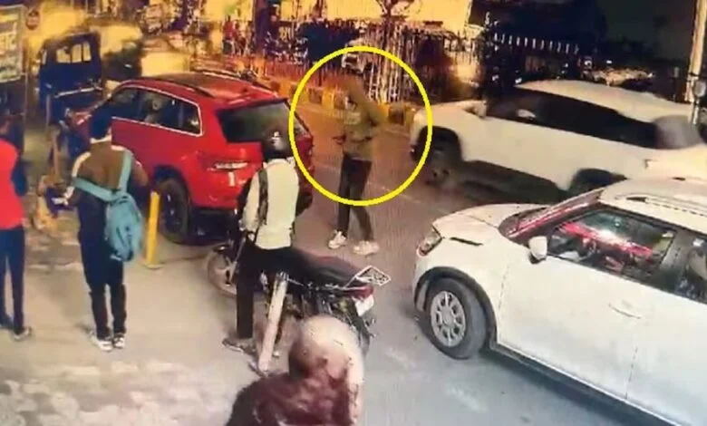 गैंगवार: आईजी ऑफिस के पास 30–35 गोलियां बरसाकर युवक की हत्या गैंगवार: आईजी ऑफिस के पास 30–35 गोलियां बरसाकर युवक की हत्या