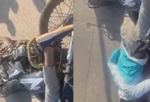भीषण सड़क हादसा: बाइक सवार की मौत, साथी गंभीर घायल