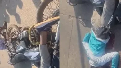 भीषण सड़क हादसा: बाइक सवार की मौत, साथी गंभीर घायल