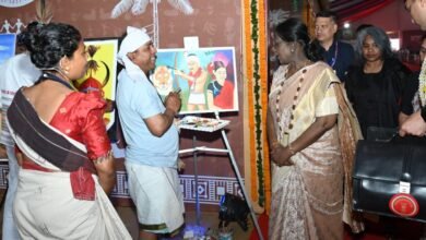 जनजातीय परंपराओं और संस्कृति पर आधारित भव्य प्रदर्शनी का राष्ट्रपति श्रीमती द्रौपदी मुर्मु ने किया अवलोकन