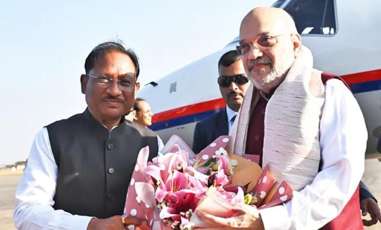 तीन दिवसीय छत्तीसगढ़ दौरे पर पहुंचे केंद्रीय गृह एवं सहकारिता मंत्री श्री अमित शाह : मुख्यमंत्री श्री विष्णुदेव साय ने स्वामी विवेकानंद विमानतल पर किया आत्मीय स्वागत