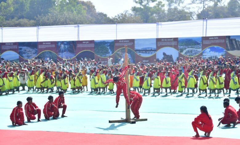 स्कूली बच्चों की प्रस्तुति से प्रभावित हुए केंद्रीय गृह मंत्री श्री शाह , ताली बजाकर बढ़ाया उत्साह
