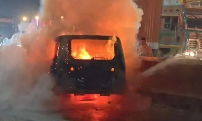 राजधानी में बेहद भयावह हादसा, चलती कार अचानक धू-धू कर जलने लगी