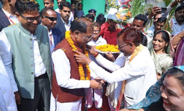 मुख्यमंत्री श्री विष्णुदेव साय ने भगवान राजीव लोचन एवं कुलेश्वरनाथ महादेव मंदिर में की पूजा अर्चना : महानदी महाआरती में हुए शामिल, छत्तीसगढ़ की समृद्धि की प्रार्थना की