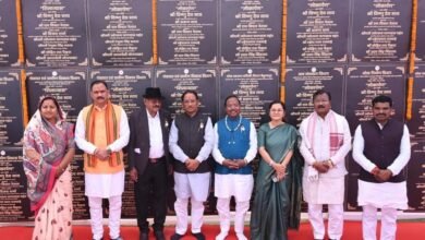 मुख्यमंत्री श्री साय ने कुम्हार के चाक पर गढ़ा दीया, पारंपरिक शिल्पकारों से किया आत्मीय संवाद: सरगुजा विकास प्राधिकरण की बैठक के दौरान प्रदर्शनी में दिखा माटी से जुड़ाव