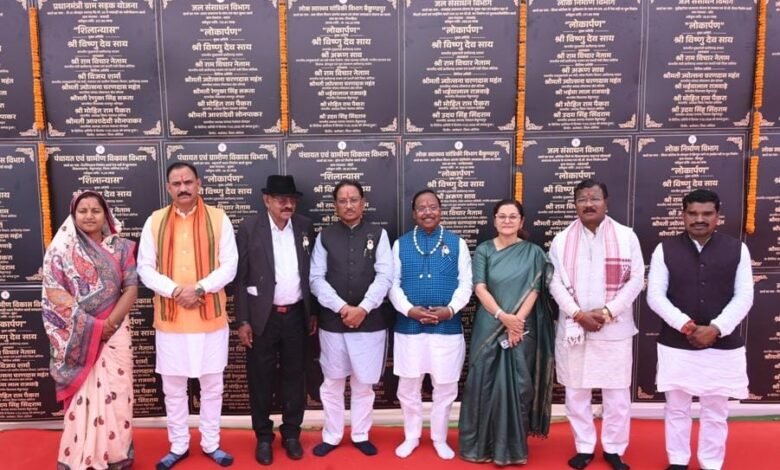 मुख्यमंत्री श्री साय ने कुम्हार के चाक पर गढ़ा दीया, पारंपरिक शिल्पकारों से किया आत्मीय संवाद: सरगुजा विकास प्राधिकरण की बैठक के दौरान प्रदर्शनी में दिखा माटी से जुड़ाव