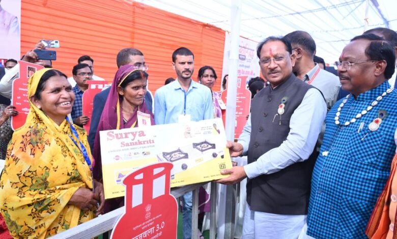 उज्ज्वला गैस, पिंक ई-रिक्शा और गार्बेज रिक्शा वितरण से आत्मनिर्भरता को मिला नया संबल