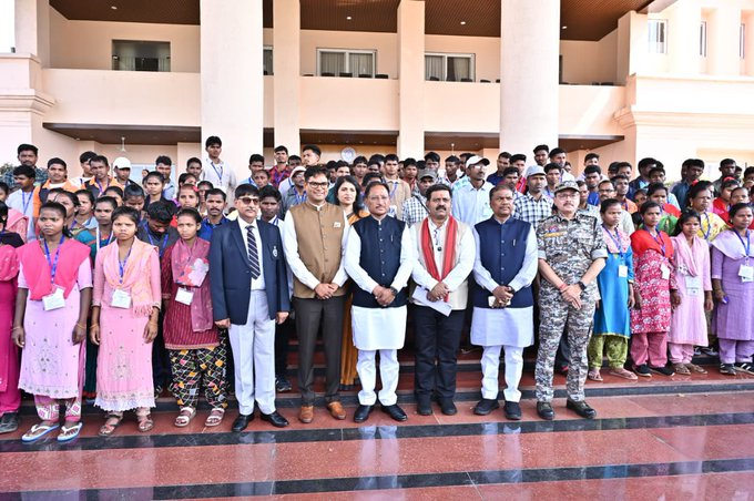 नए विश्वास के साथ आगे बढ़ रहे पुनर्वासित युवा: विधानसभा में समझी जनतांत्रिक प्रणाली नए विश्वास के साथ आगे बढ़ रहे पुनर्वासित युवा: विधानसभा में समझी जनतांत्रिक प्रणाली